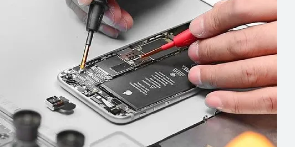 Cracked Screen? No Problem! iPhone Repair Services in Mineola
